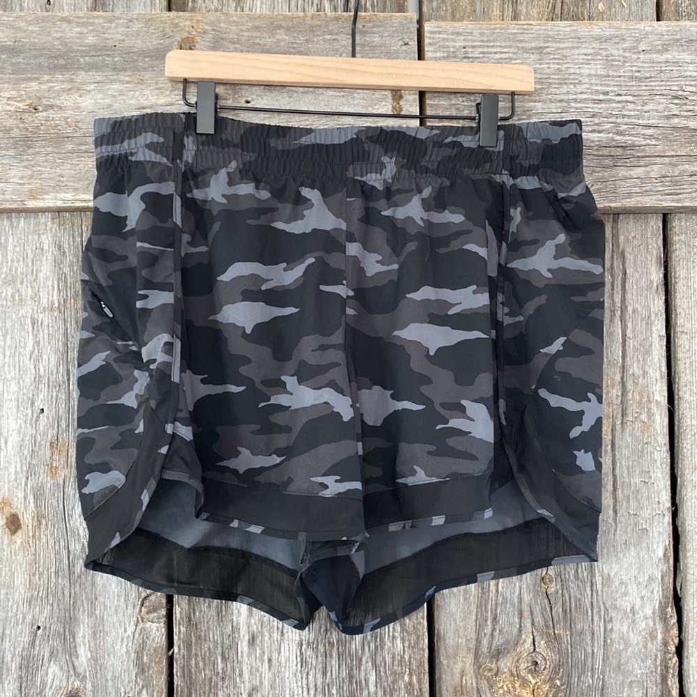Athleta Printed Mesh Racer Run Short 4" Black Camo Size 1X